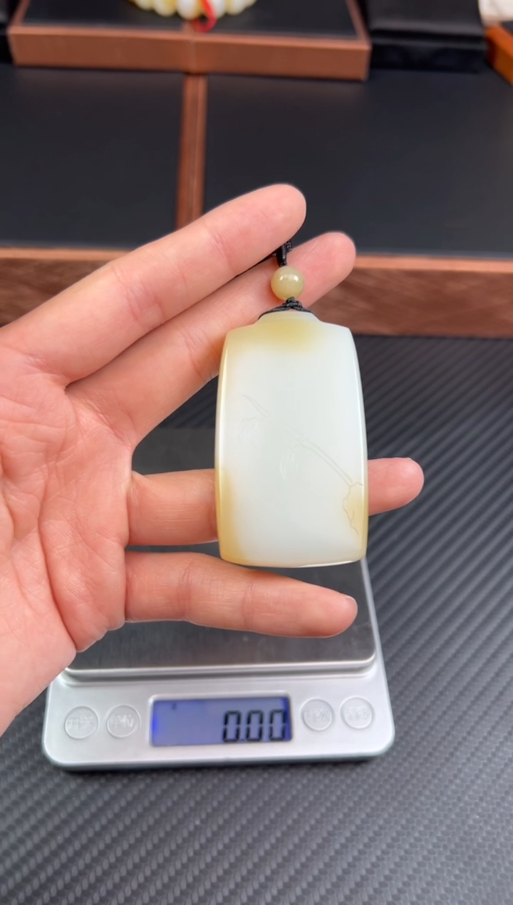 【闪购商品】和田玉吊坠(赠链)未镶嵌且末金山微色差