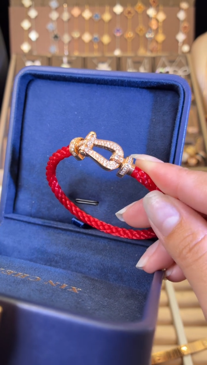 18K金镶嵌手链钻石马蹄扣手链