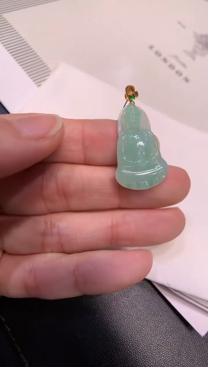 颈饰18K金镶嵌翡翠观音