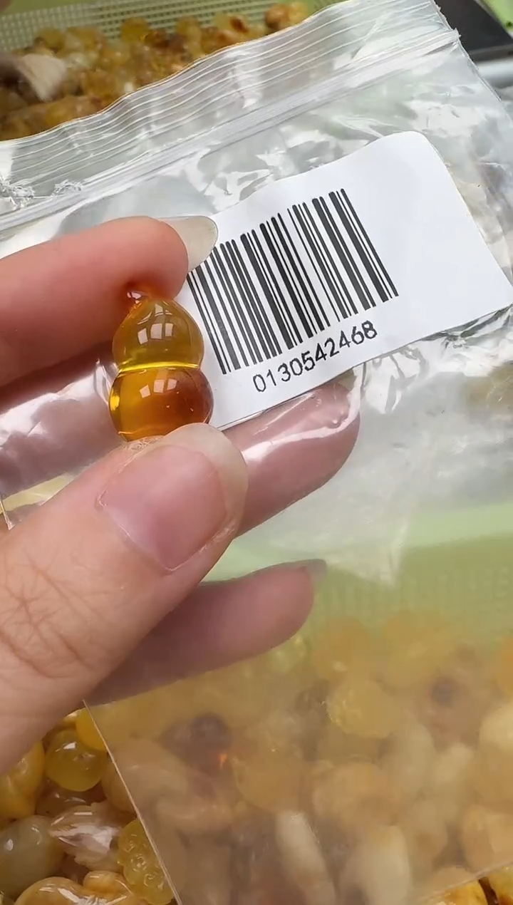 未镶嵌琥珀裸石如图