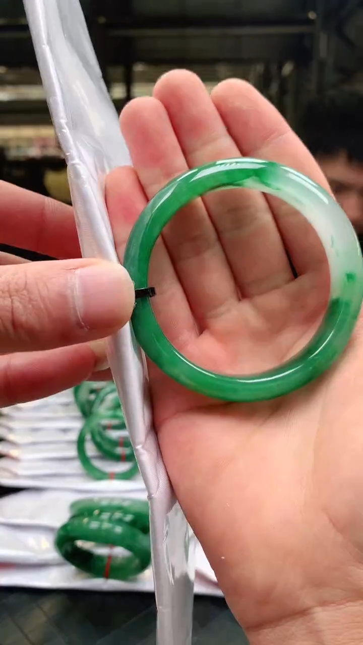 【闪购商品】石英质玉手镯未镶嵌冰飘花手镯