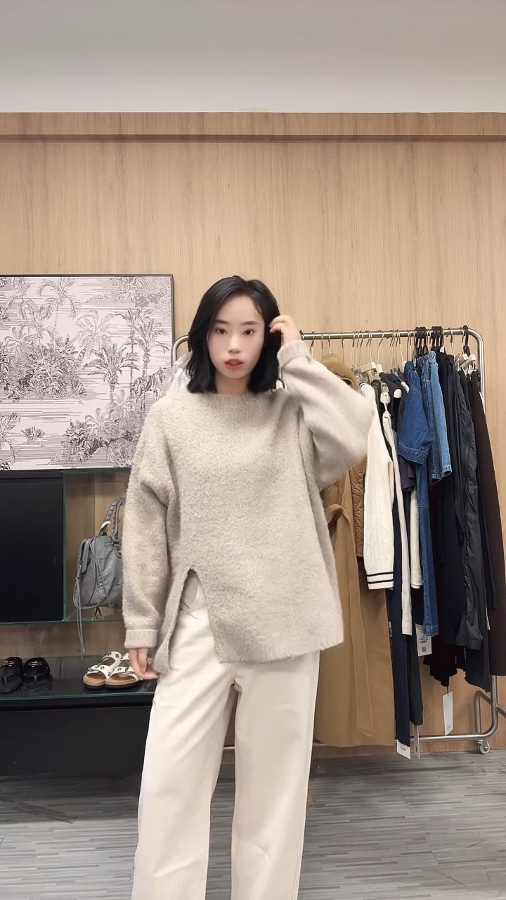 杏色下摆开叉上衣