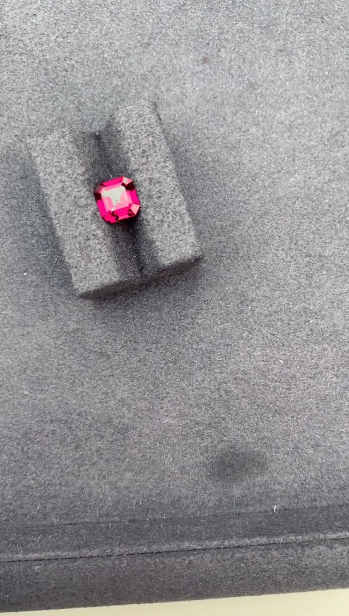 【闪购商品】石榴石裸石未镶嵌1.9ct镁铝榴石