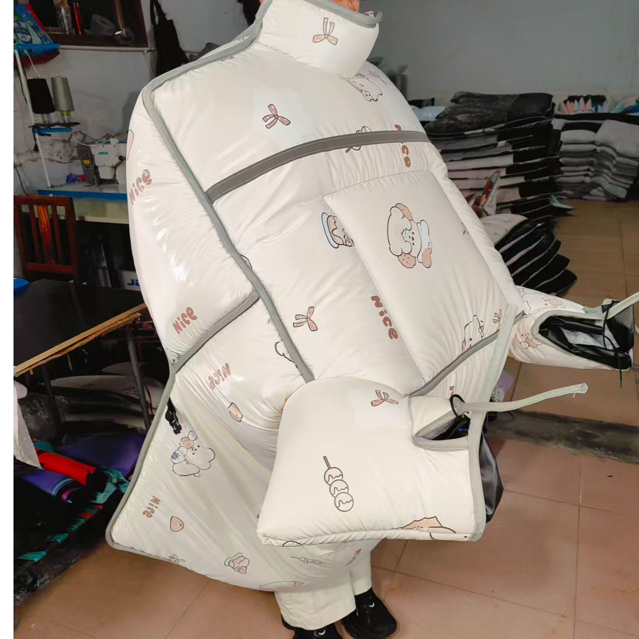 冬季拉舍尔毛毯绒加厚防水踏板电动电瓶车挡风被护肩护脖式防风罩