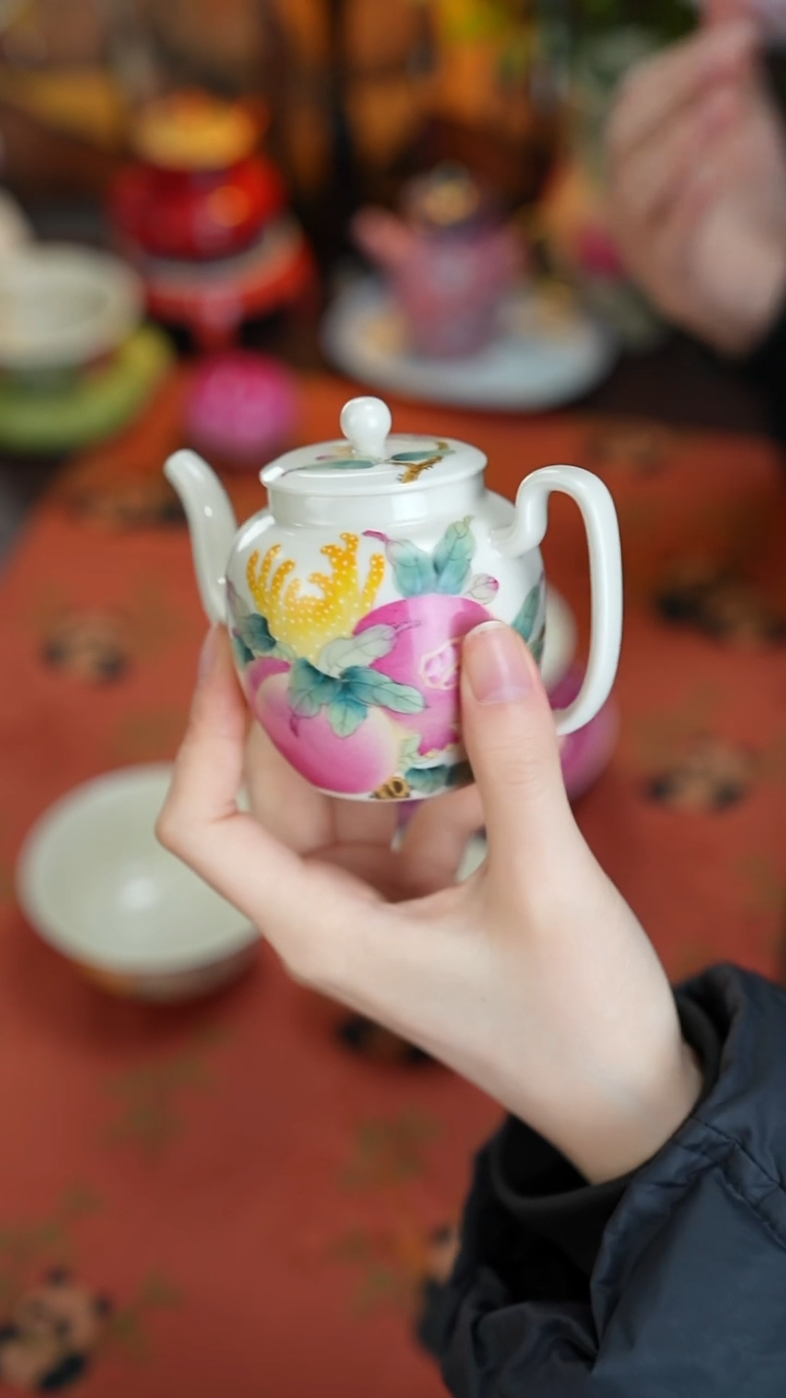 景德镇手工手绘雅圣粉彩三多壶