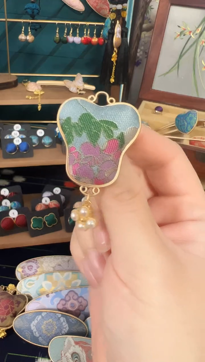 【闪购商品】【孤品年初五发】紫藤花花芭蕉胸针