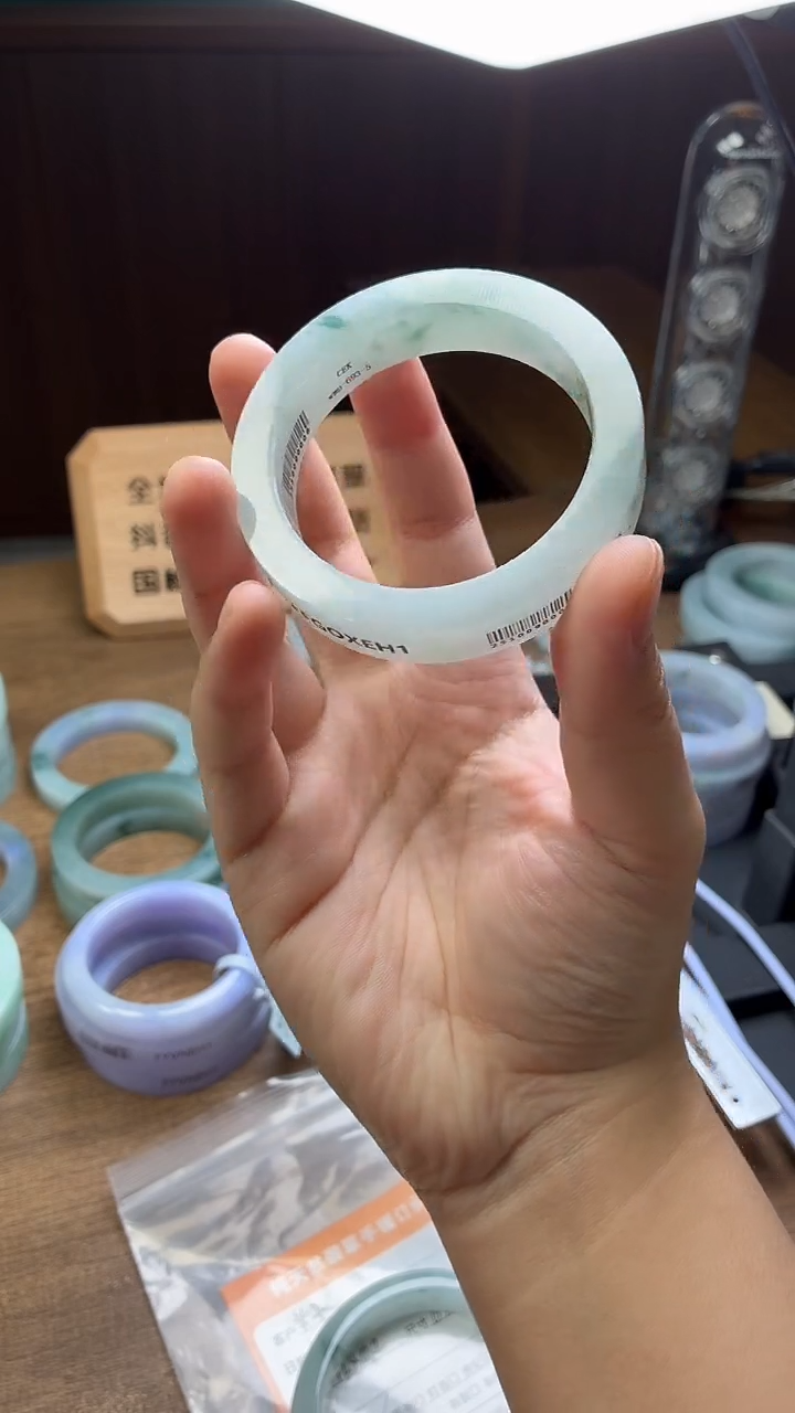 未镶嵌手镯定制翡翠社***姐定制