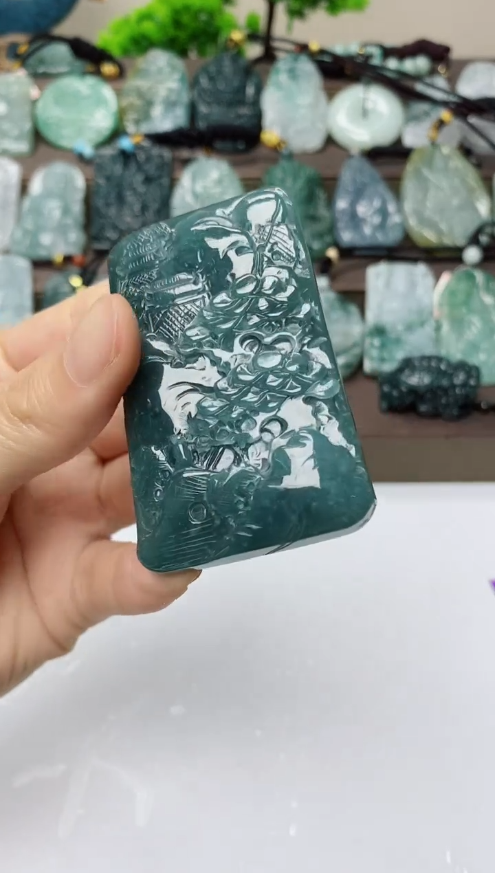 翡翠未镶嵌颈饰         