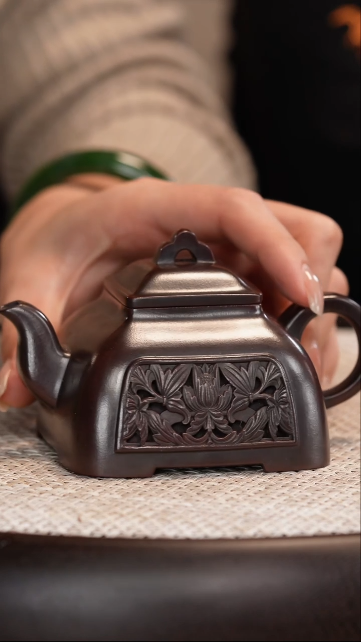 茶壶紫砂【沈建康】古乌泥红木烧 镂空孤菱 190cc