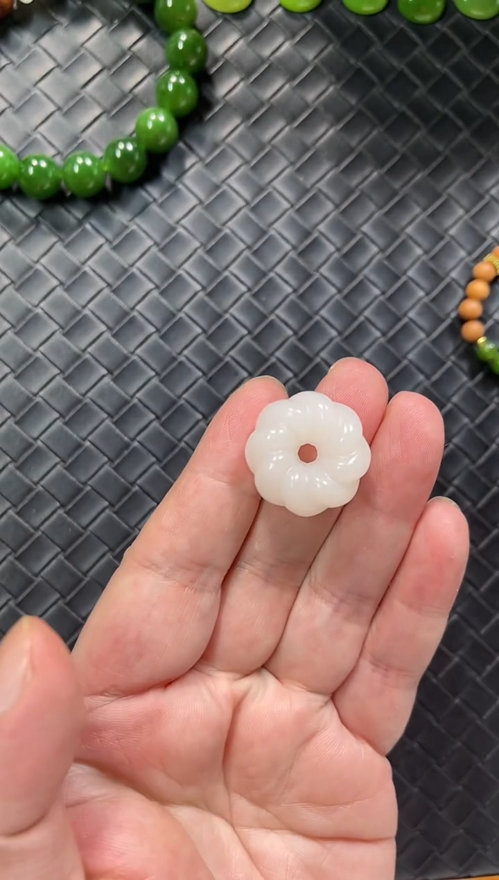 颈饰未镶嵌和田玉（白玉）白玉麻花扣吊坠多样性发一