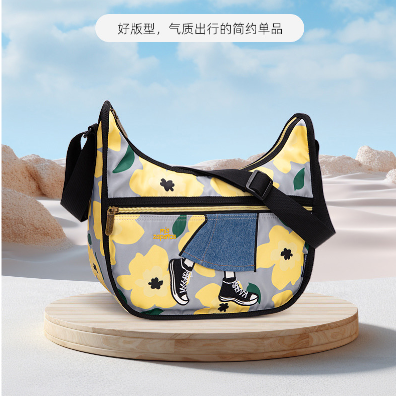 2025新款日系樱花系轻便斜挎尼龙多隔层背包