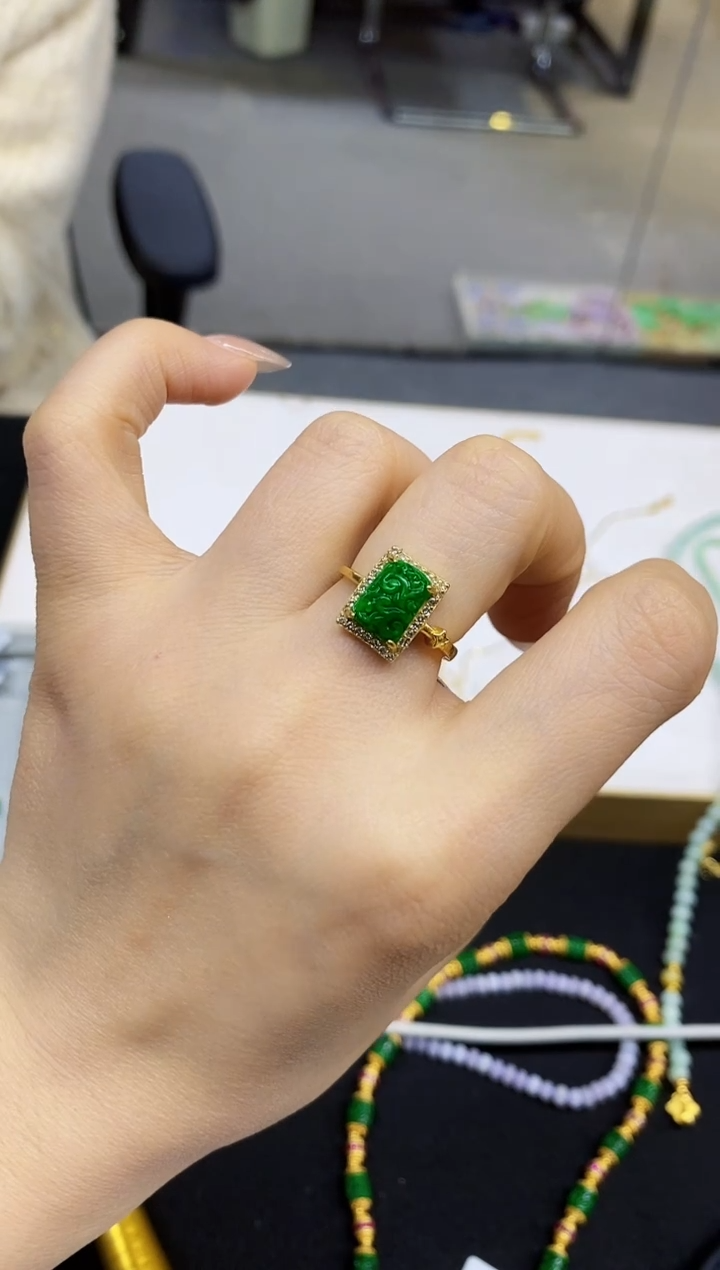 颈饰未镶嵌翡翠戒指