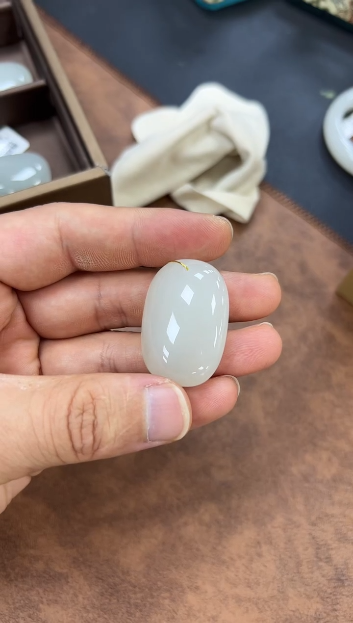 和田玉未镶嵌颈饰无事牌