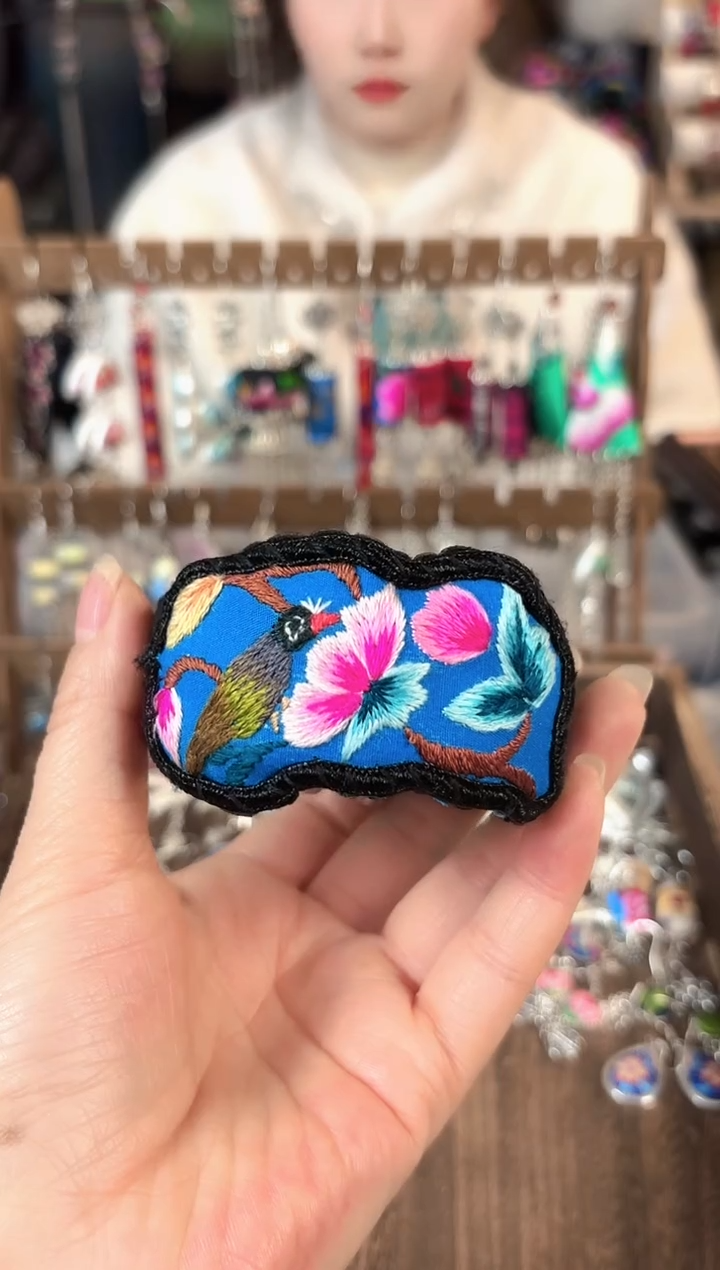 彩云南阁非遗老绣苗银饰品530