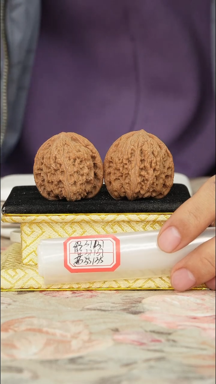 【闪购商品】文玩核桃把件密纹