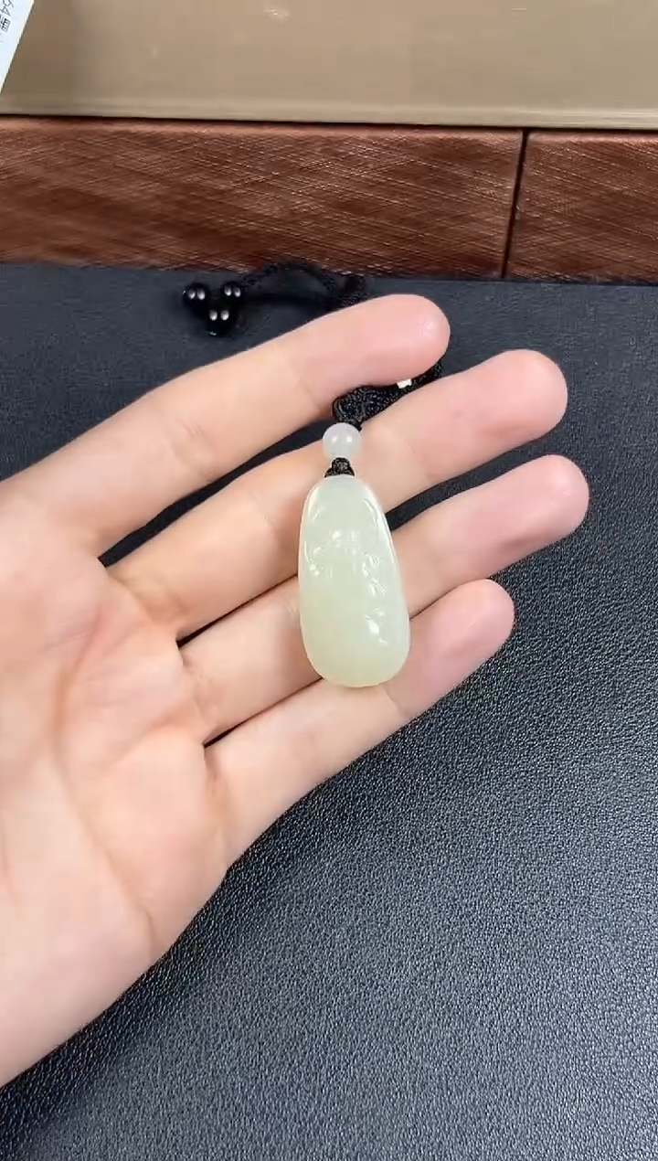 和田玉未镶嵌吊坠(赠链)且末微色差迪克兰一细吊坠