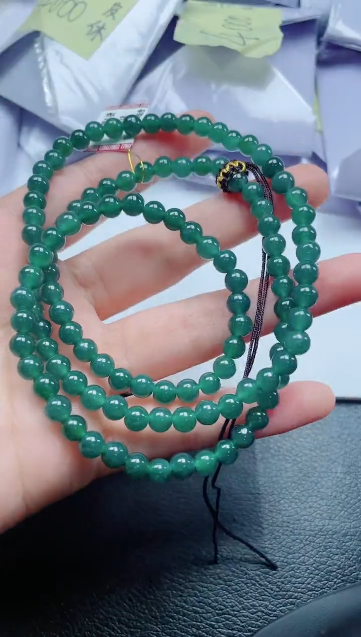 翡翠未镶嵌颈饰          