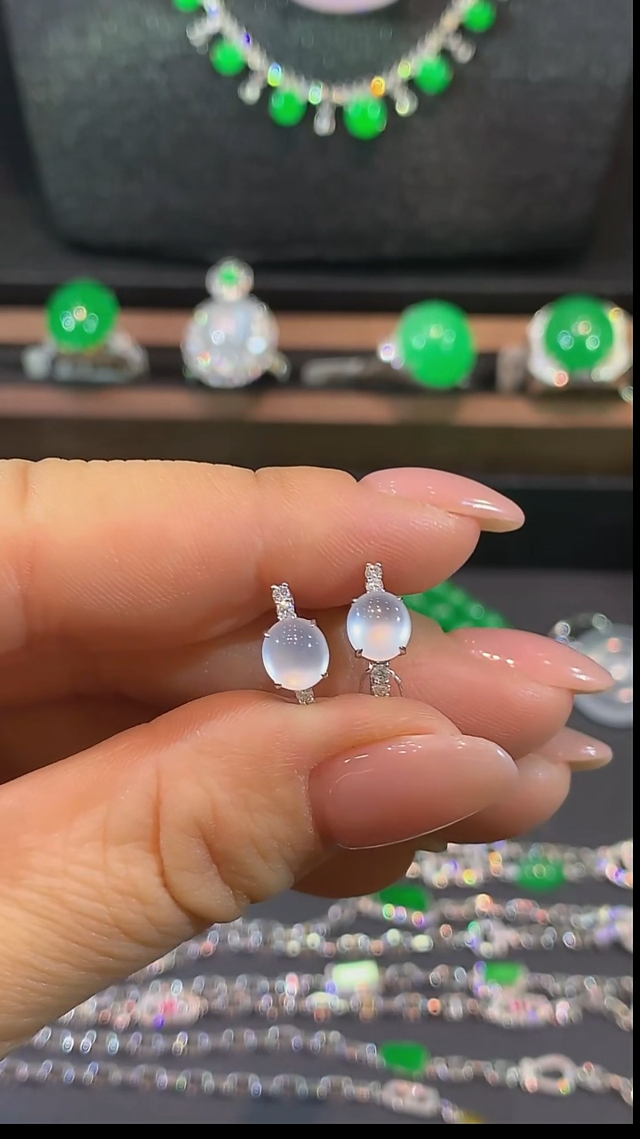 18K金镶嵌翡翠耳饰耳包