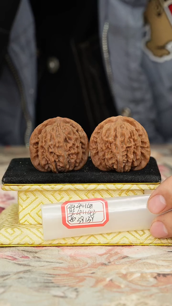 【闪购商品】文玩核桃把件一代楼