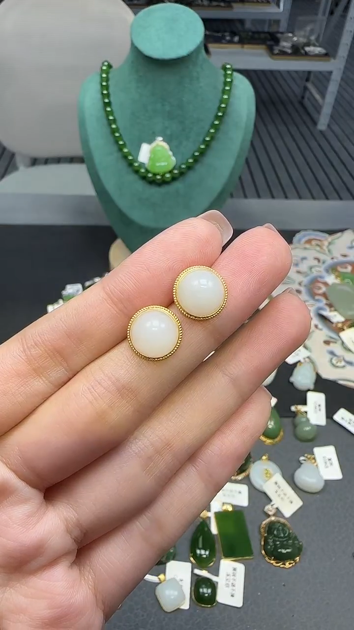 18K金镶嵌和田玉耳饰1