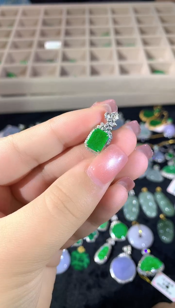 【闪购商品】翡翠吊坠(不含链)18K金镶嵌140dml时尚