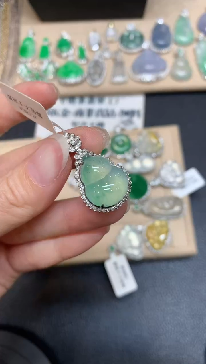 【闪购商品】翡翠颈饰18K金镶嵌葫芦【无服务费