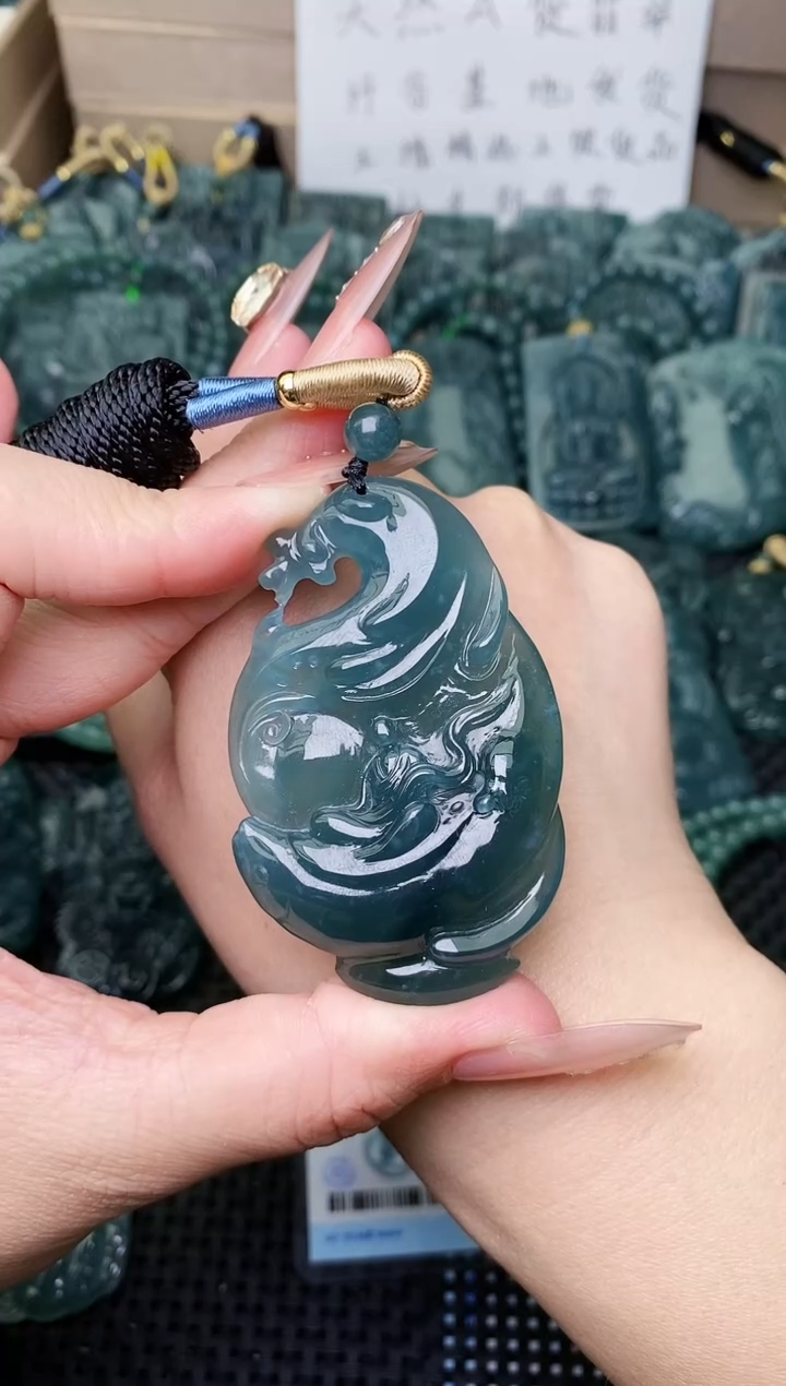 颈饰未镶嵌翡翠 