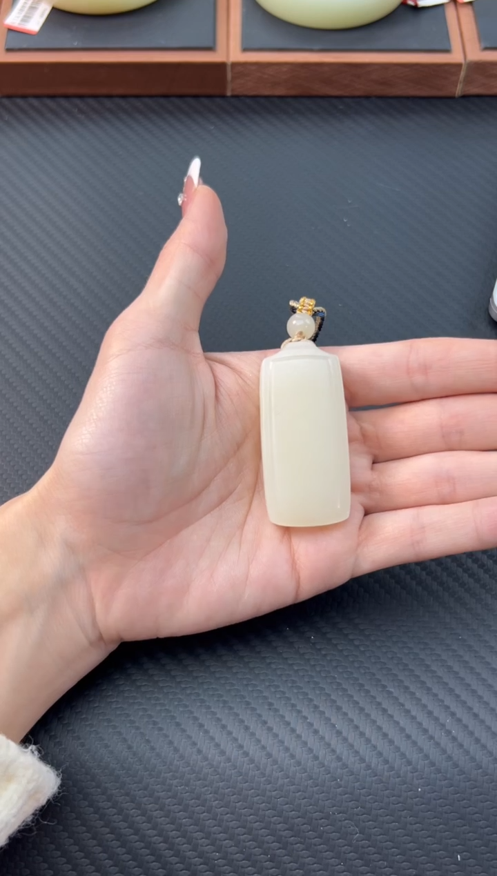 【闪购商品】和田玉吊坠(赠链)未镶嵌且末金山微色差吊坠