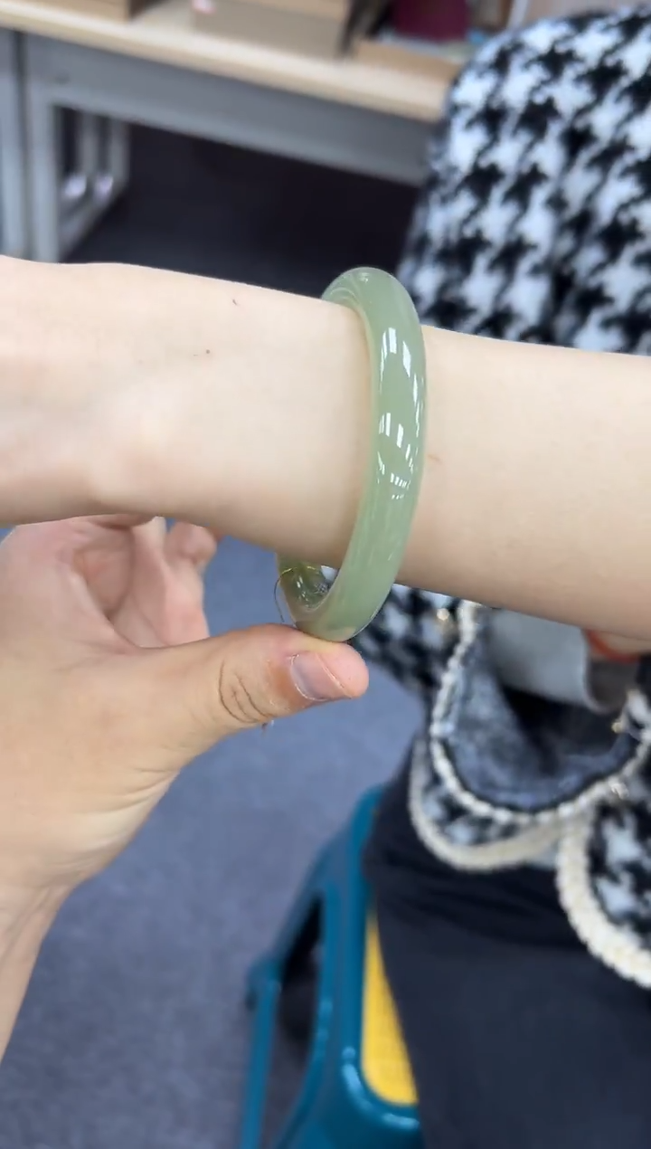 未镶嵌手镯和田玉有明显包容60-61  679 