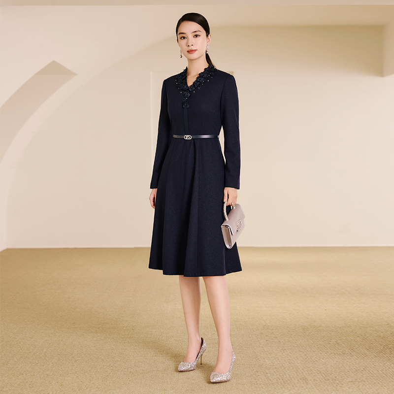 赢智尚2025冬新款藏蓝色贵气优雅金银丝混纺微绒连衣裙ZF03854