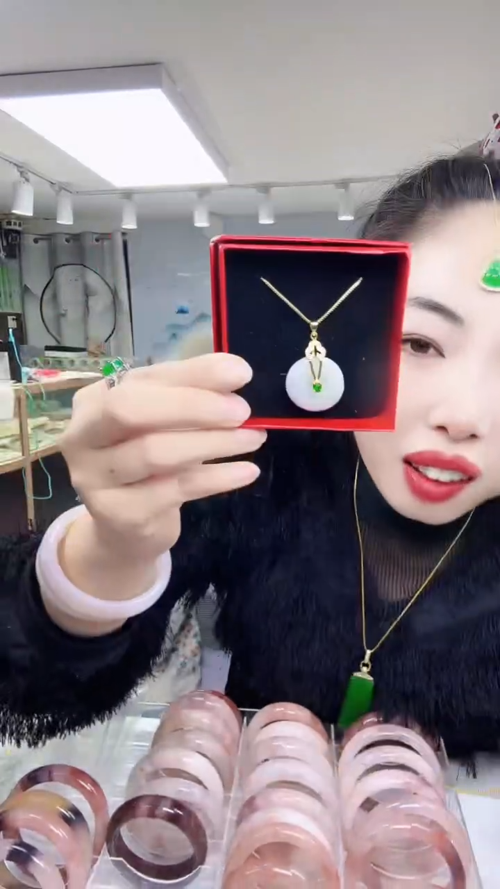 颈饰未镶嵌翡翠平安扣