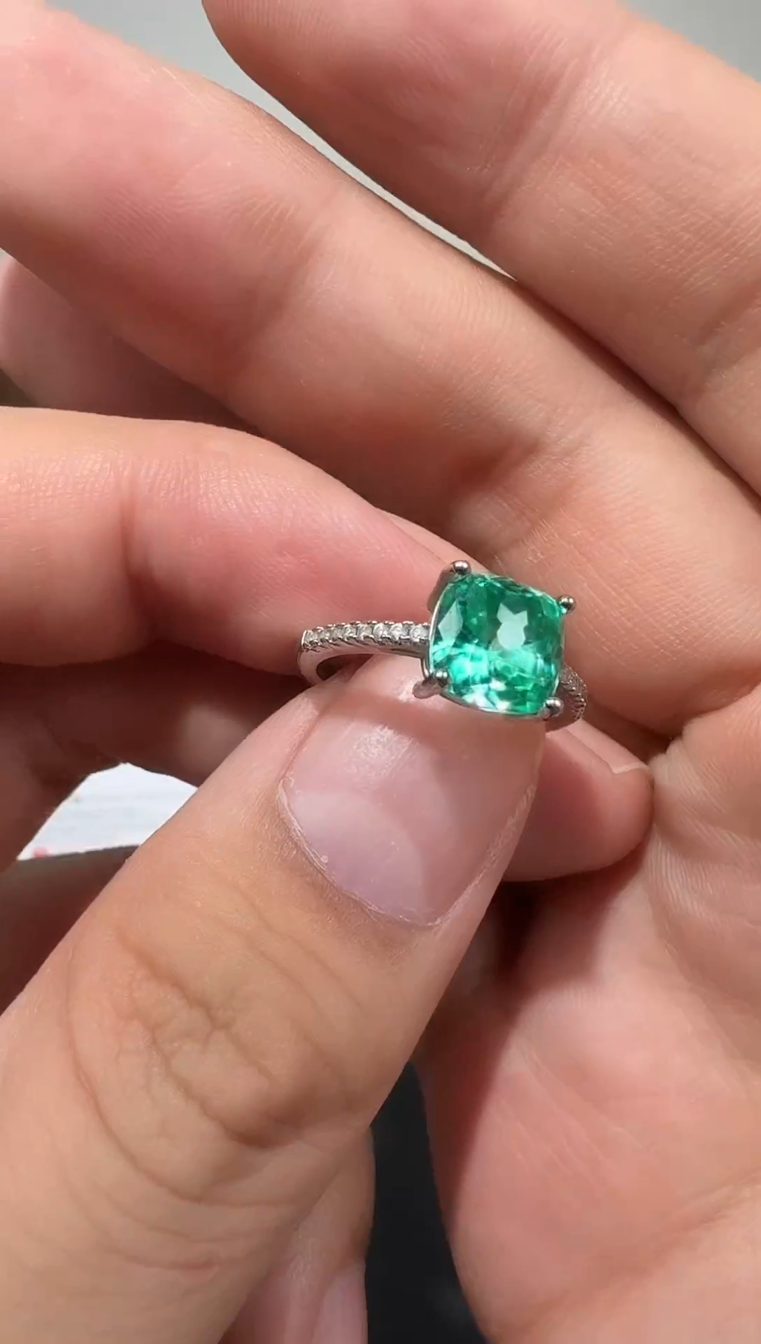 18K金镶嵌戒指祖母绿723