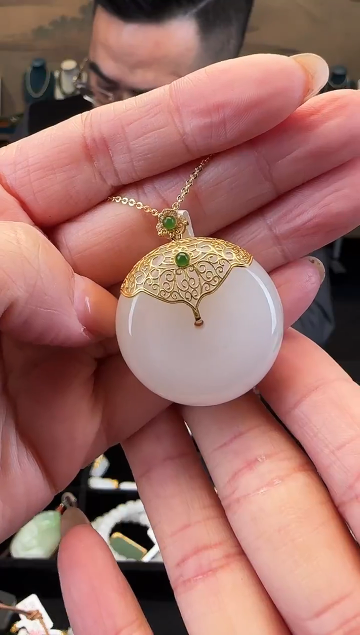 颈饰18K金镶嵌和田玉平安扣