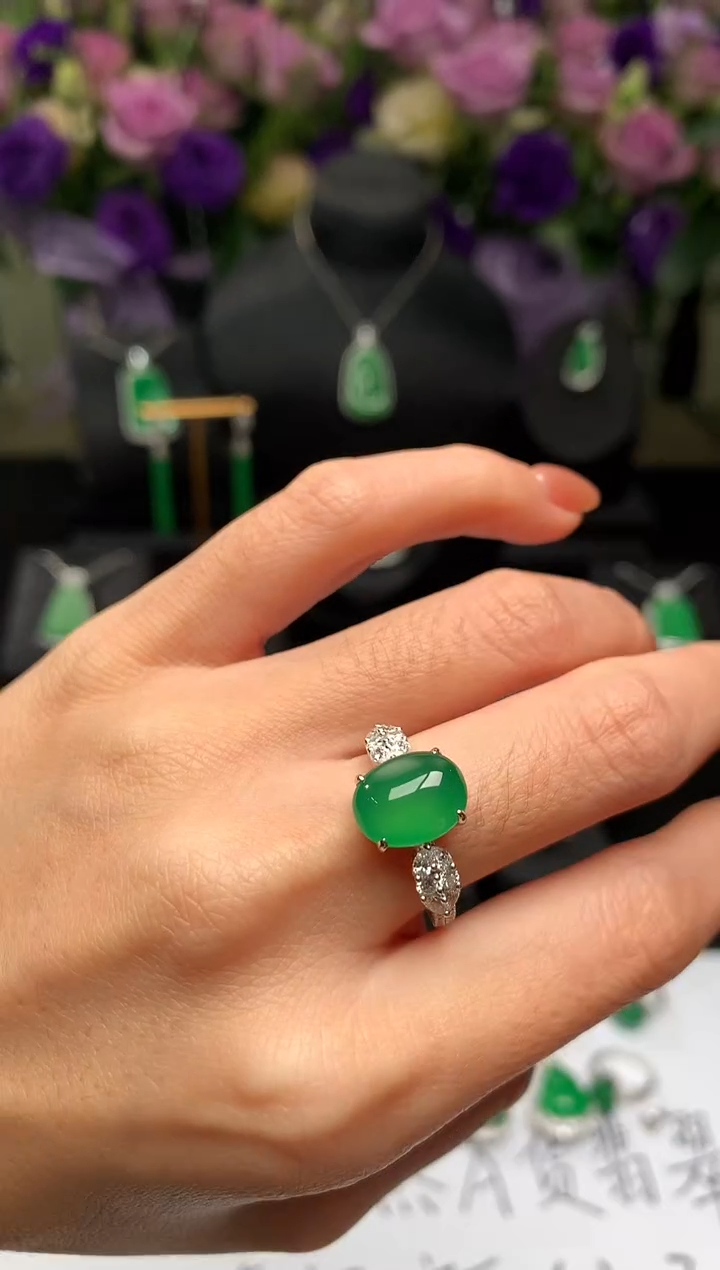 18K金镶嵌戒指翡翠戒指