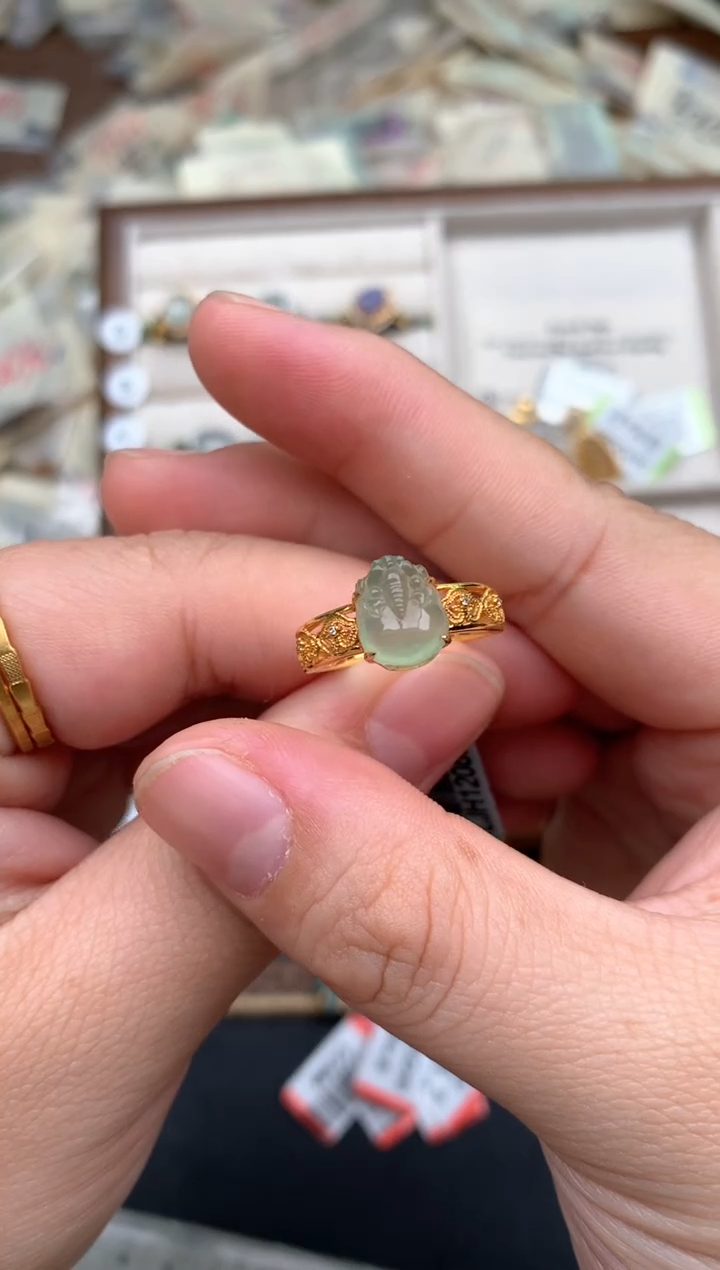 18K金镶嵌挂件翡翠一