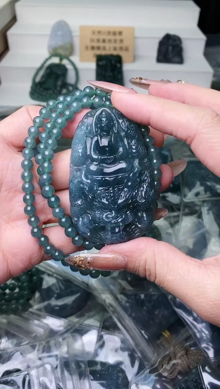 颈饰未镶嵌翡翠 