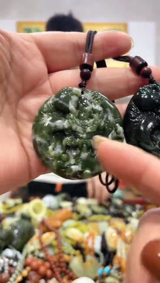 未镶嵌蛇纹石玉吊坠多样性发货发其中一件