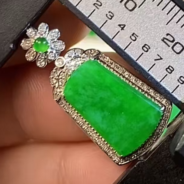 缅甸天然翡翠挂坠