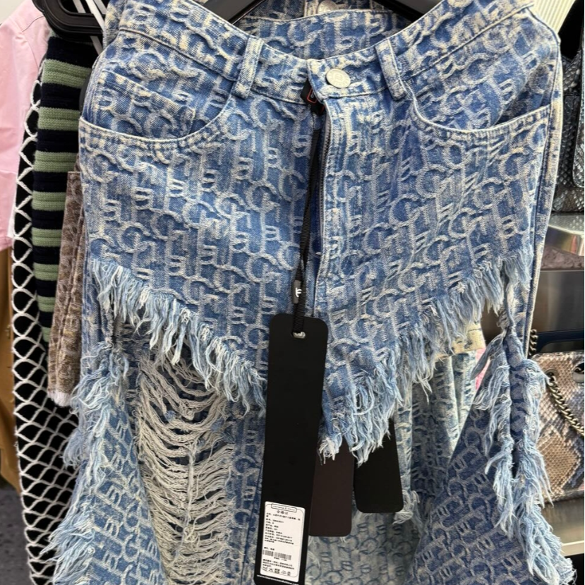 LC浅蓝水洗牛仔V型开口直筒裤，浅蓝