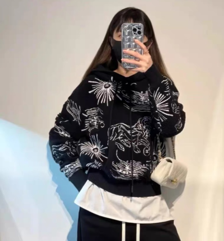 99新 Chanel/香奈儿  IW0716 黑色烟花狮子嵌花卫衣 36码