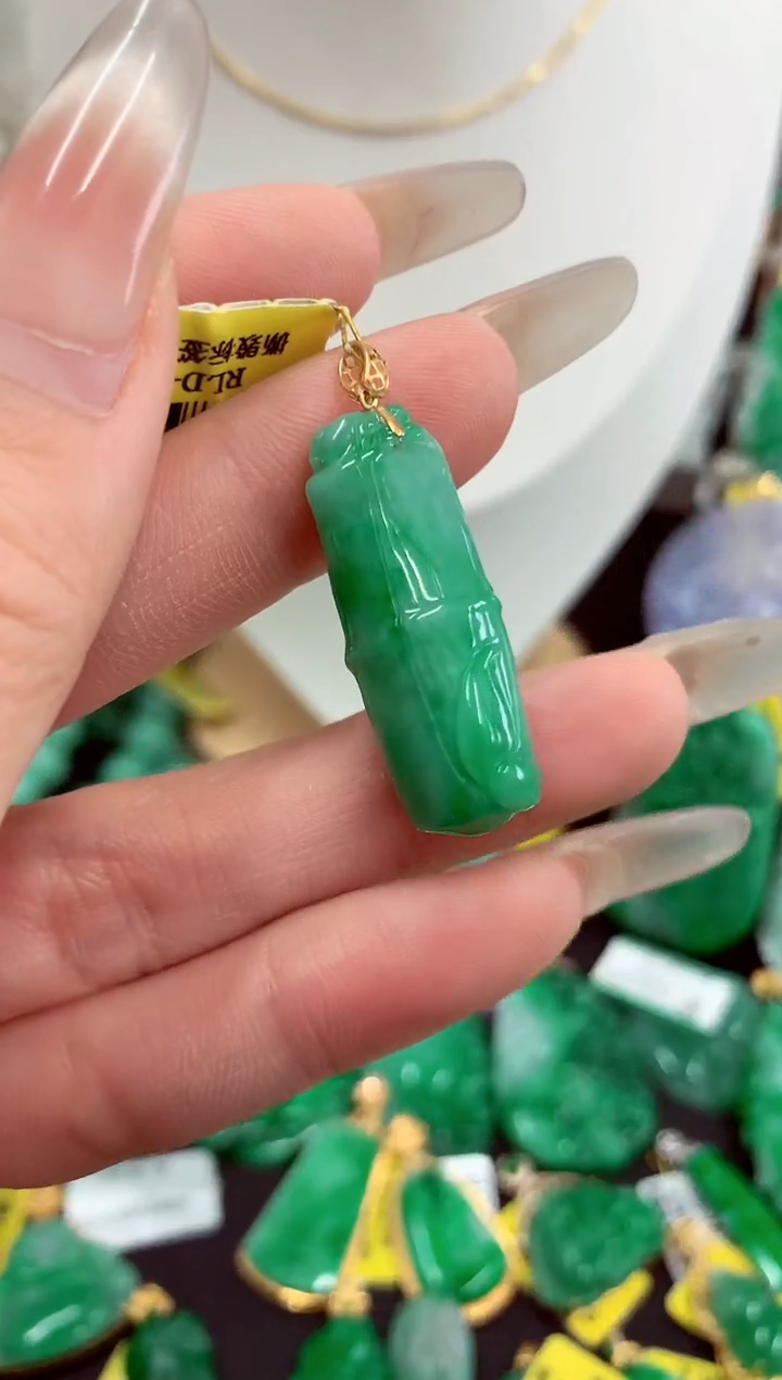 翡翠18K金镶嵌颈饰挂件