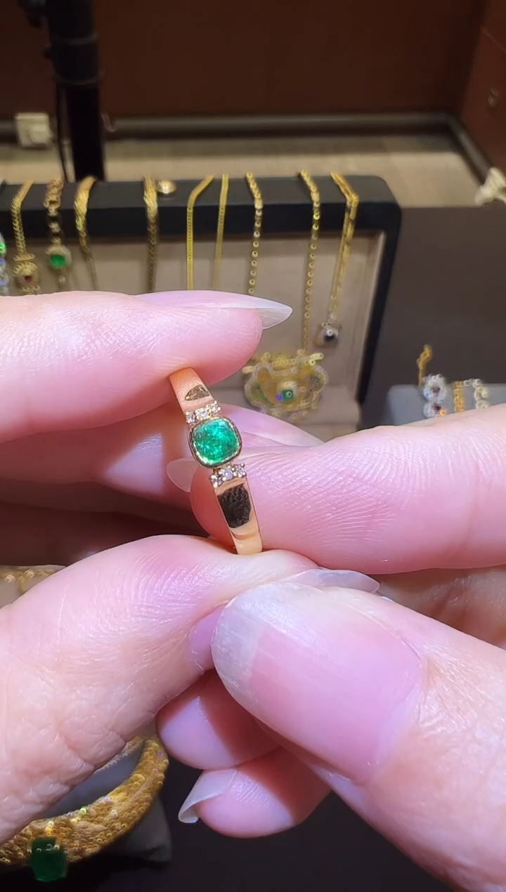 18K金镶嵌戒指祖母绿0.26ct
