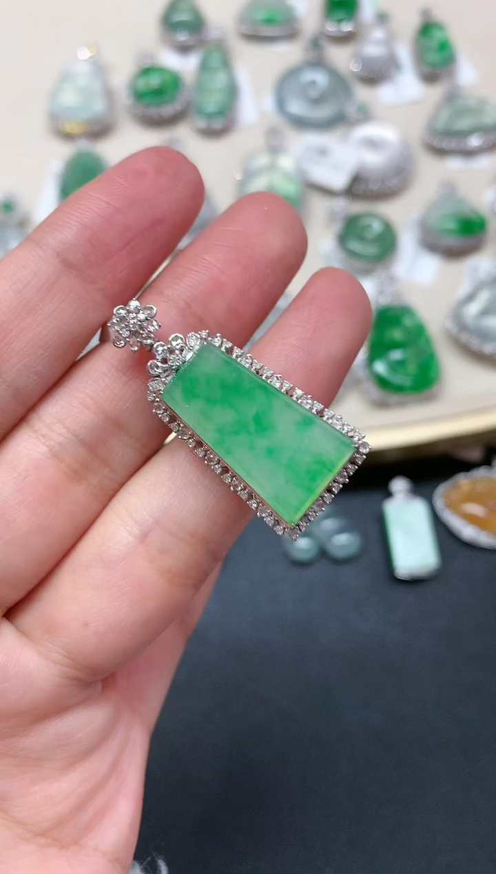 【闪购商品】翡翠吊坠(不含链)18K金镶嵌A46|8800