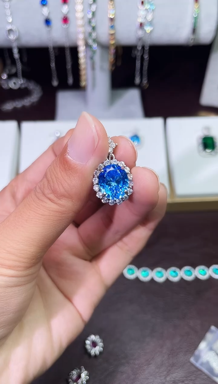 足铂镶嵌合成（培育）蓝宝石吊坠(赠链)海蓝吊坠