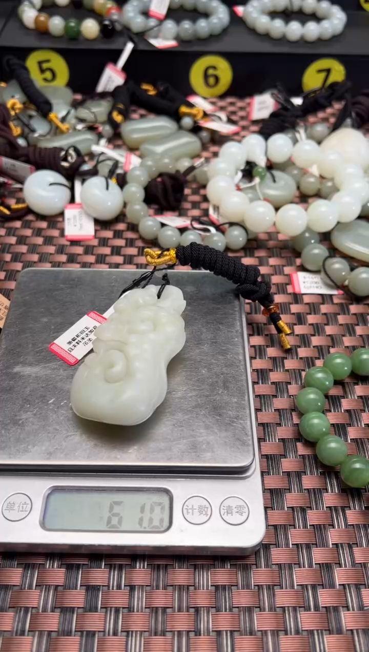 【闪购商品】和田玉吊坠(赠链)未镶嵌且末料米达吊坠