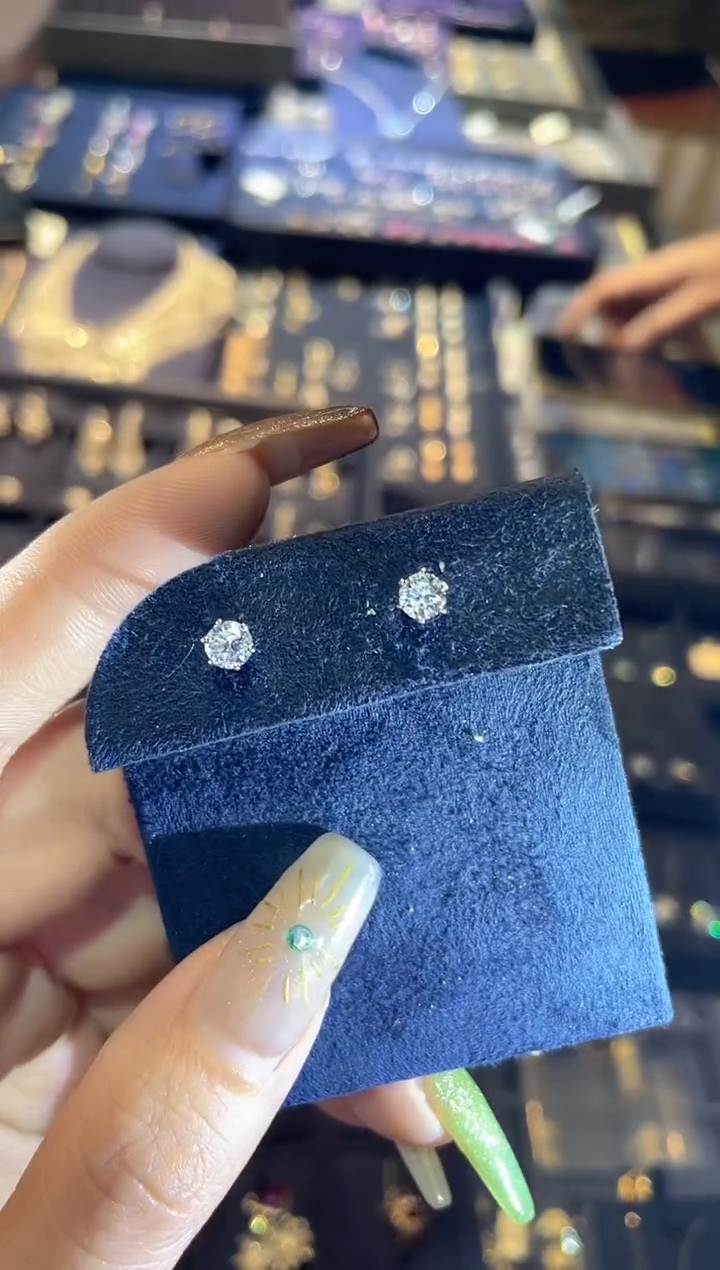 铂Pt900镶嵌合成钻石耳饰   JZ