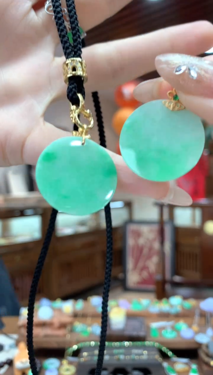 【闪购商品】翡翠吊坠(不含链)18K金镶嵌圆牌多样性发货1件