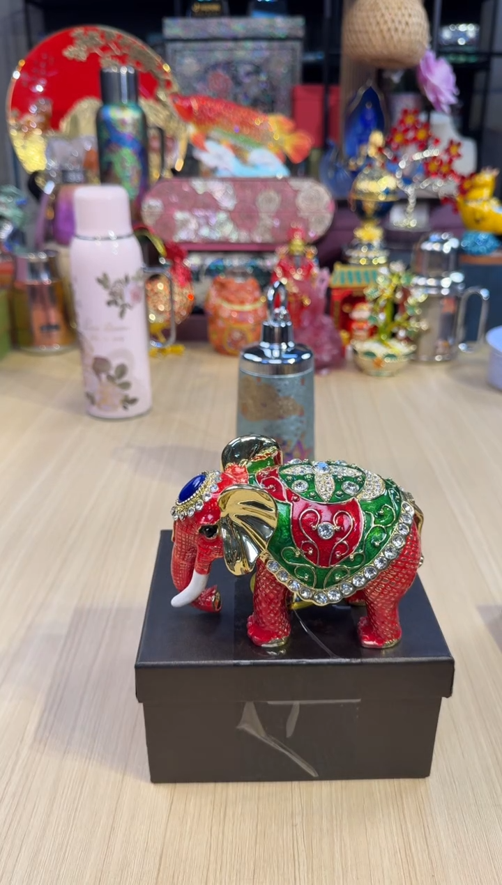  262七宝红色大象