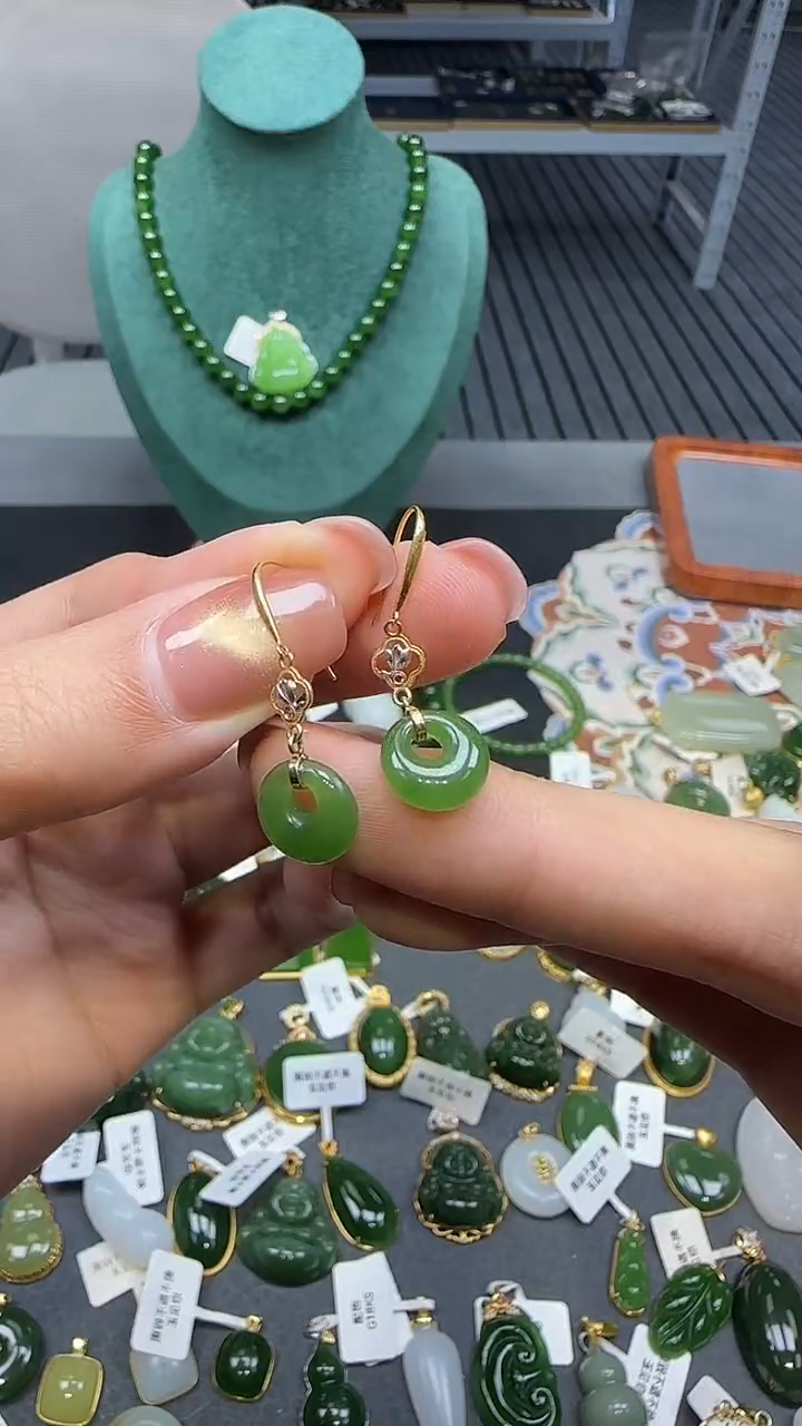 18K金镶嵌和田玉耳饰1