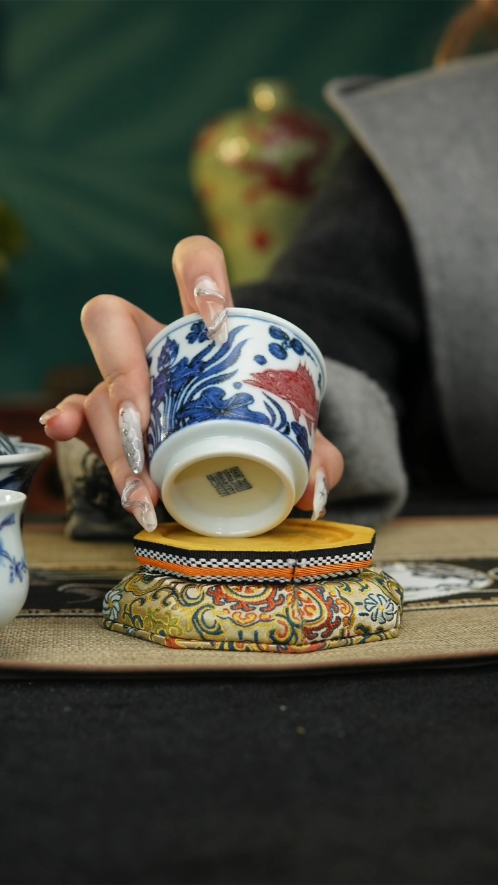 【闪购商品】青花釉里红鱼澡纹直筒杯